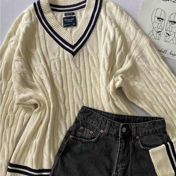 Abercrombie & Fitch White V-Neck Sweater with Black Trim - Picture 6 of 7